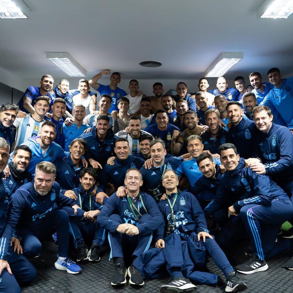Rodrigo de Paul junto a todo el plantel de la Selección argentina, después de ganar el partido en Bolivia