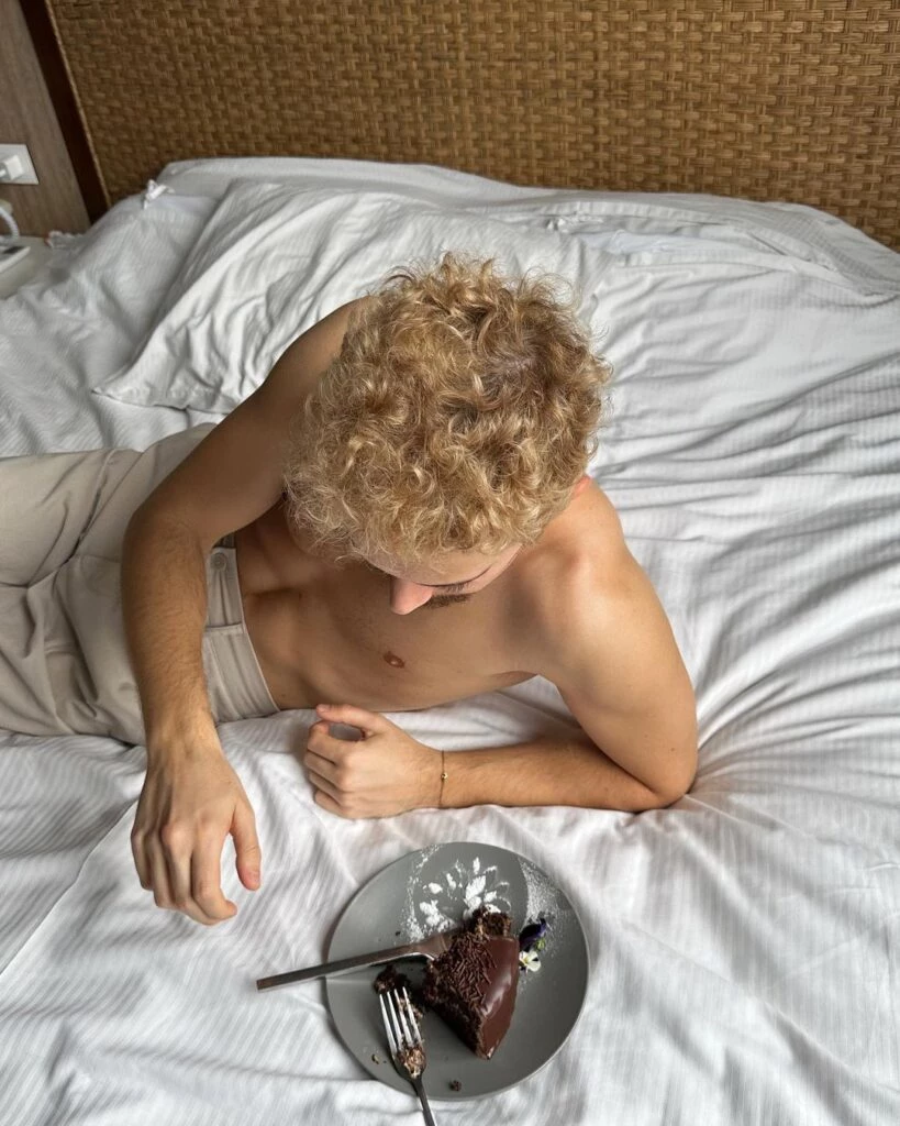 As{i se ve el nuevo look de Ruggero. Foto redes sociales. 