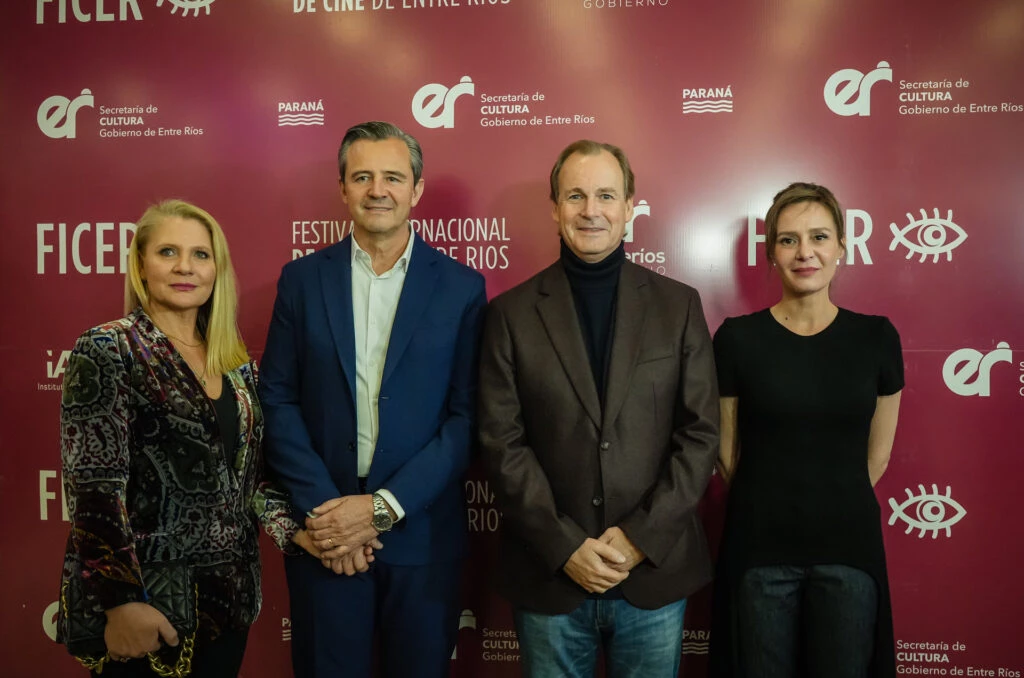 El gobernador Gustavo Bordet, Francisca D' Agostino, secretaria de la cultura de Entre Ríos y acompañantes presentes en la apertura del festival de cine. 