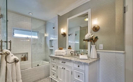 Así es el baño completo. Foto Keller Williams