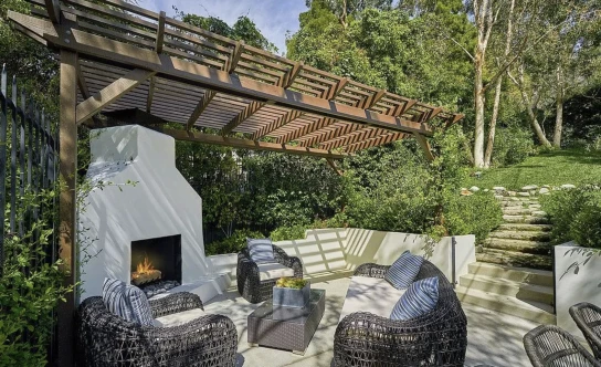 Parte trasera de la casa con zona para comer al aire libre. Foto Keller Williams