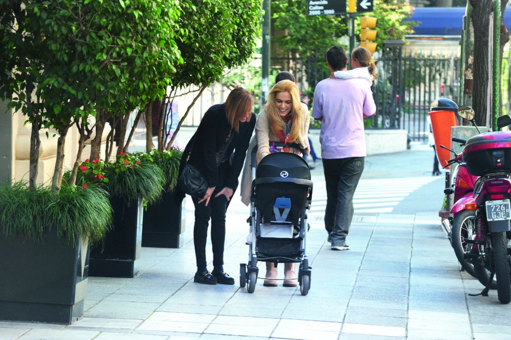 Canosa junto a Marina Borensztein en la avenida Alvear en 2013.