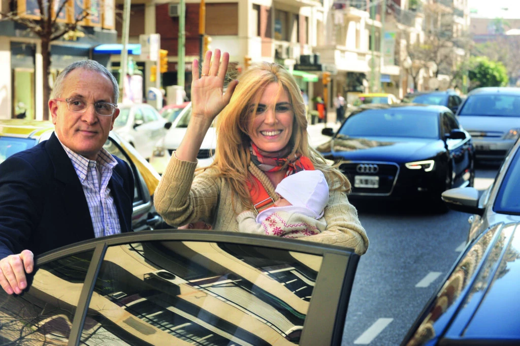 Mientras cargaba a Martina, que lucía el clásico gorrito para bebés de algodón, Canosa saludó a las cámaras de GENTE.