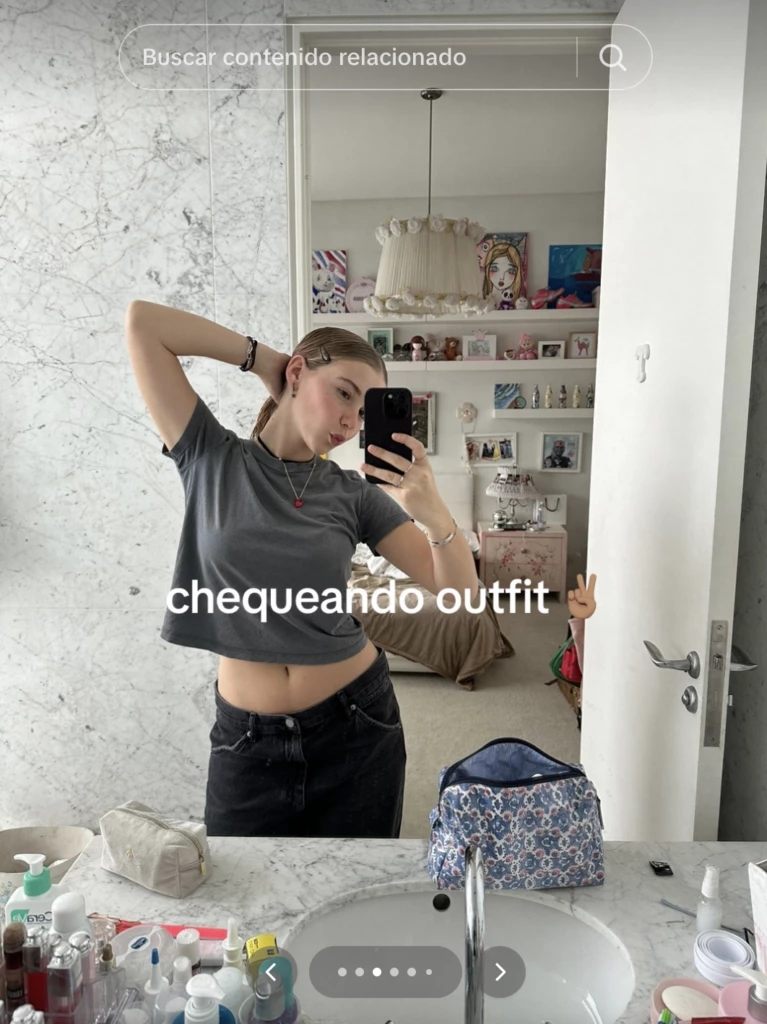 Así se ve su habitación desde el espejo del baño.
