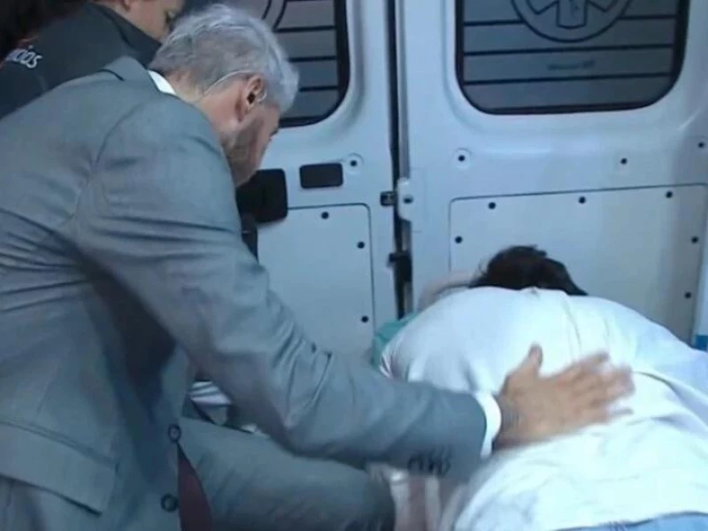 Marcelo Tinelli y Tomás Holder en la ambulancia.