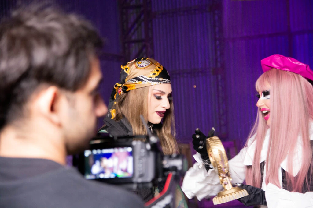 Dyhzy y Lady Nada en el back del clip de Fuego