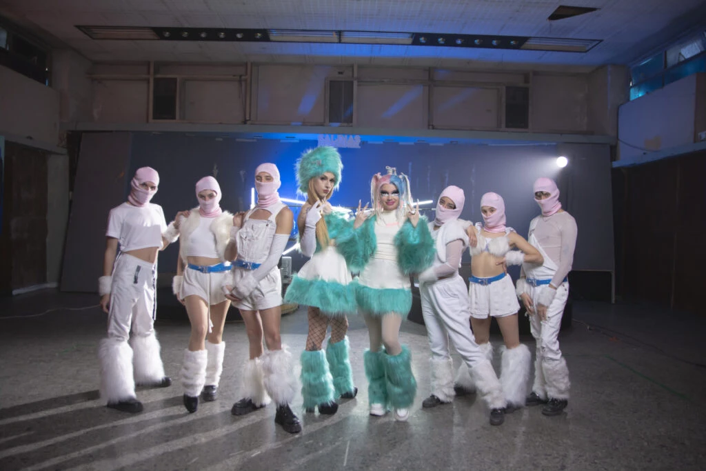 Dyhzy y Lady Nada en el set de rodaje de Fuego