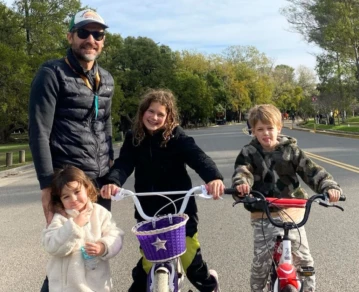 Pedro Alfonso y sus tres hijos