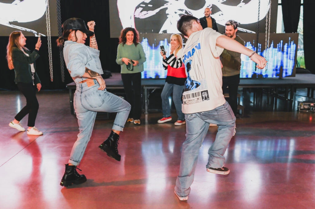 Florencia Peña y Juan Otero preparándose para la gran fiesta.