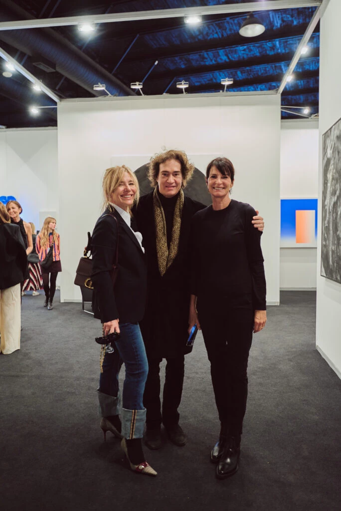 Grace Ratto, Diego Alexandre y María Giménez en el stand de Miranda Bosch Galería.