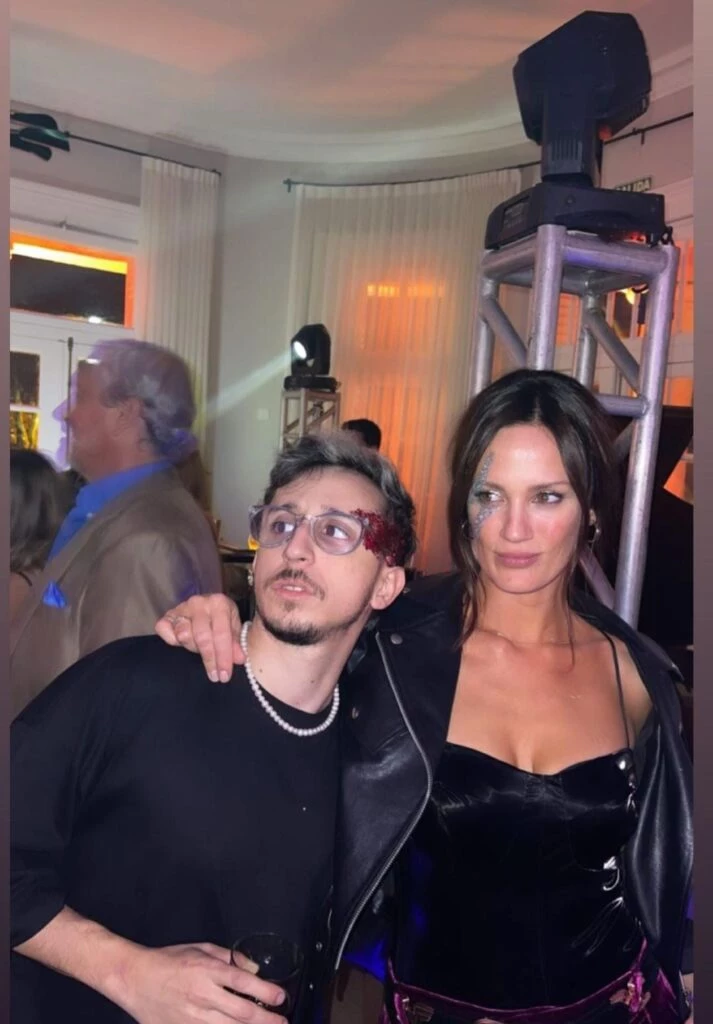 Rodrigo Noya y Paula Chaves disfrutaron el stand de glitter. Foto redes sociales.