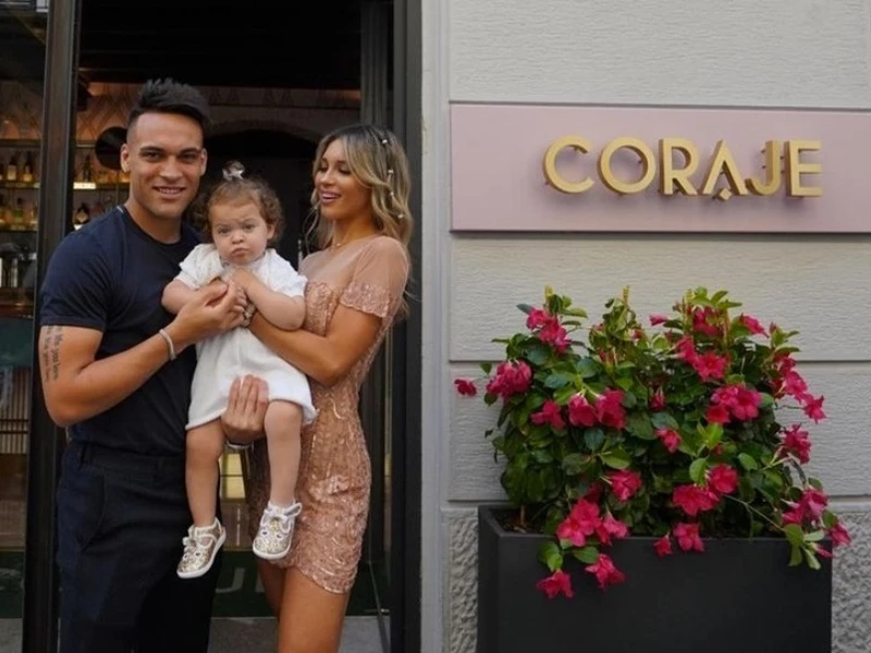 Lautaro Martinez. en su restaurante