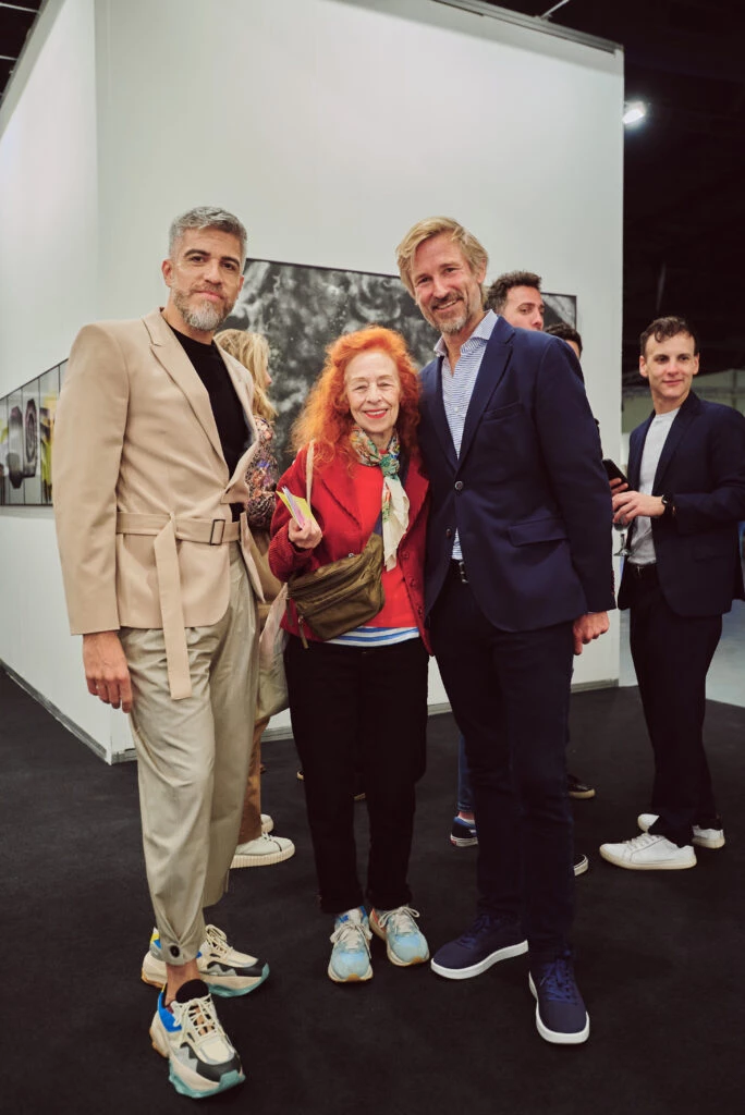 Leonardo Damonte, Delia Cancela y Francisco Bosch en el stand de Miranda Bosch Galería