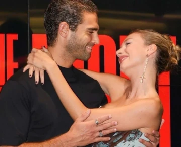 Nico Furtado y Ester Expósito en París