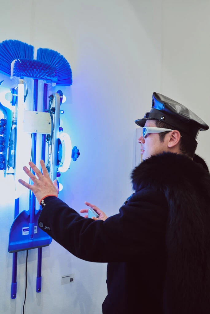 Santiago Artemis interactuando con la obra de Leonardo Damonte en el stand de Miranda Bosch Galería