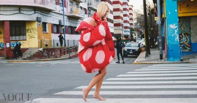Valeria Mazza, capturada por la lente de Sebastián Faena en La Boca, Buenos Aires.