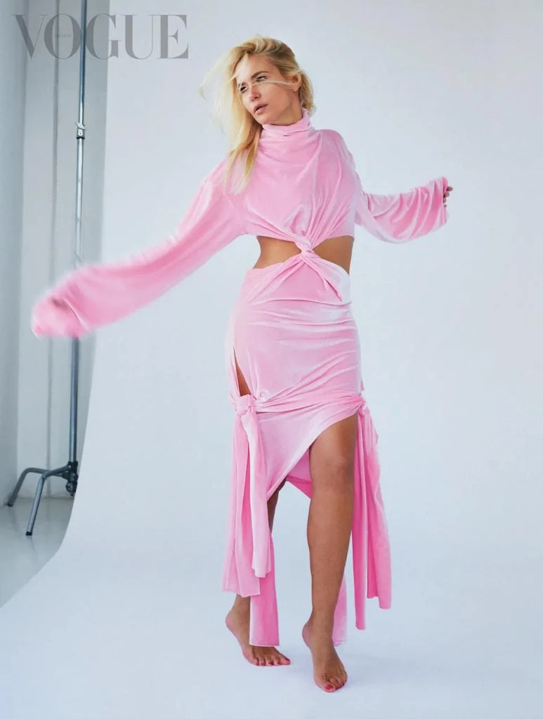 Valeria Mazza, en total pink, según Sebastián Faena para Vogue México