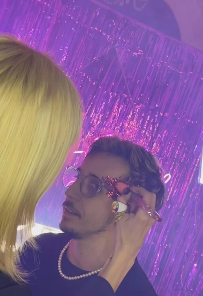 Rodrigo Noya fue captado mientras se cambiaba el look. Foto redes sociales.