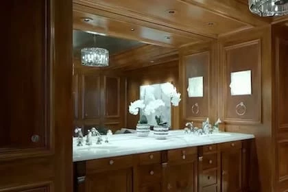 El ante baño del lujoso departamento a la venta. Foto archivo.