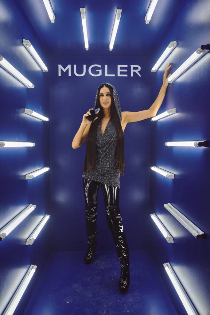 Zaira Nara rompió estructuras en la presentación de Mugler. 