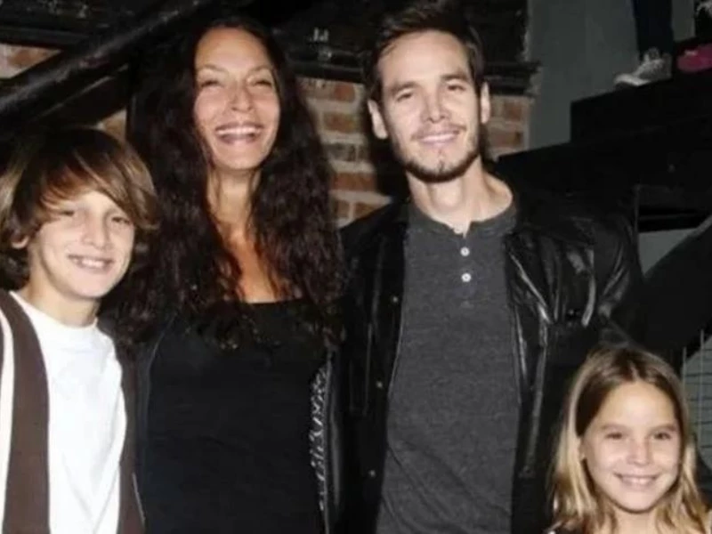 Ana Paula Dutil junto a sus hijos y su ex esposo Emanuel Ortega