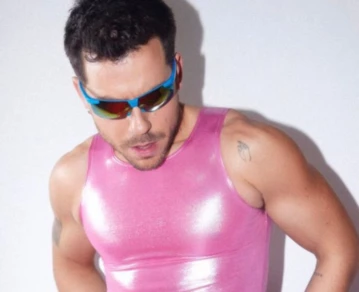 Fernando Dente sorprendió con un mini vestido de latex