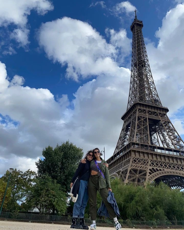 Ivana Nadal junto a la Torre Eiffel. Foto redes sociales.