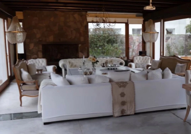 Los ventanales rodean todo el perímetro del living. 