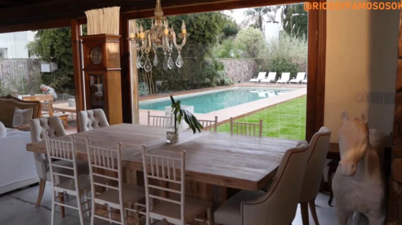 La mesa central del living con vistas al jardín. 