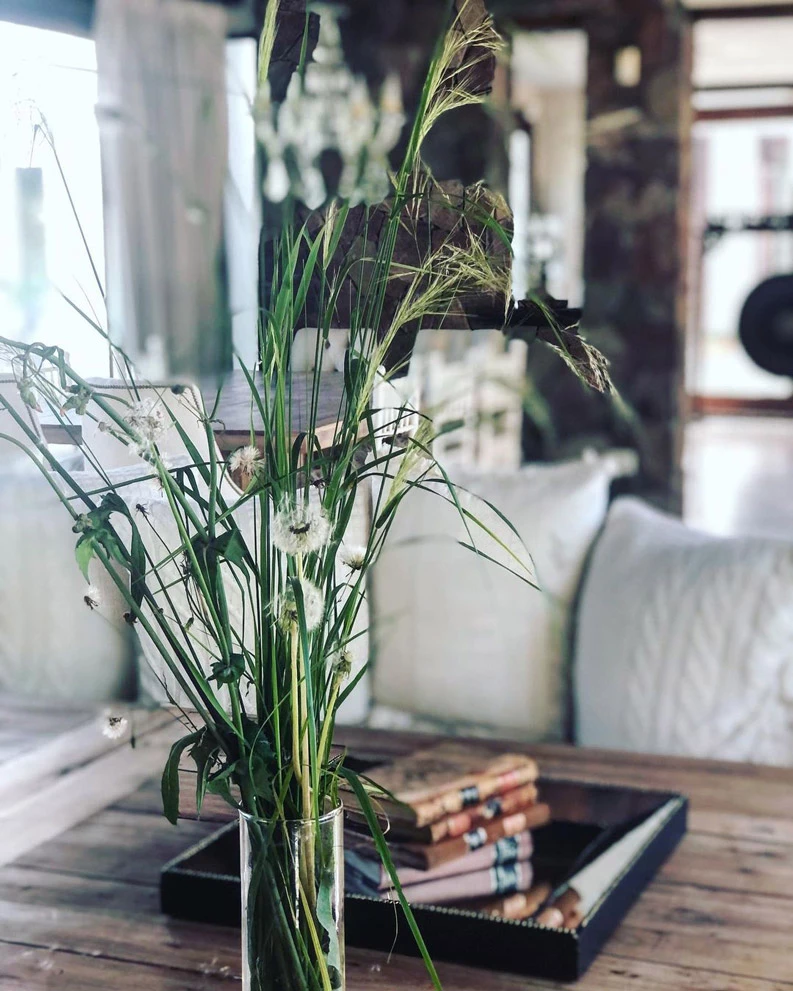 Detalles en blanco, piedra, madera y toques en verde, las claves del estilo de la sala de estar. 