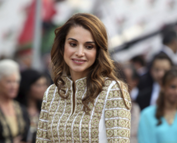 Rania de Jordania da cátedra de moda llevando los aclamados pantalones cargo