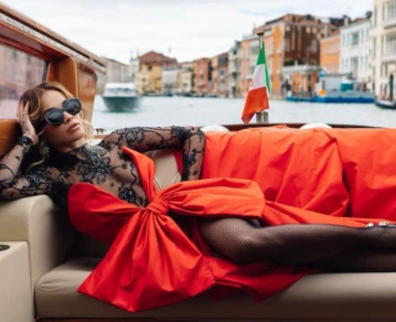Rita Ora derrochó glamour en Venecia