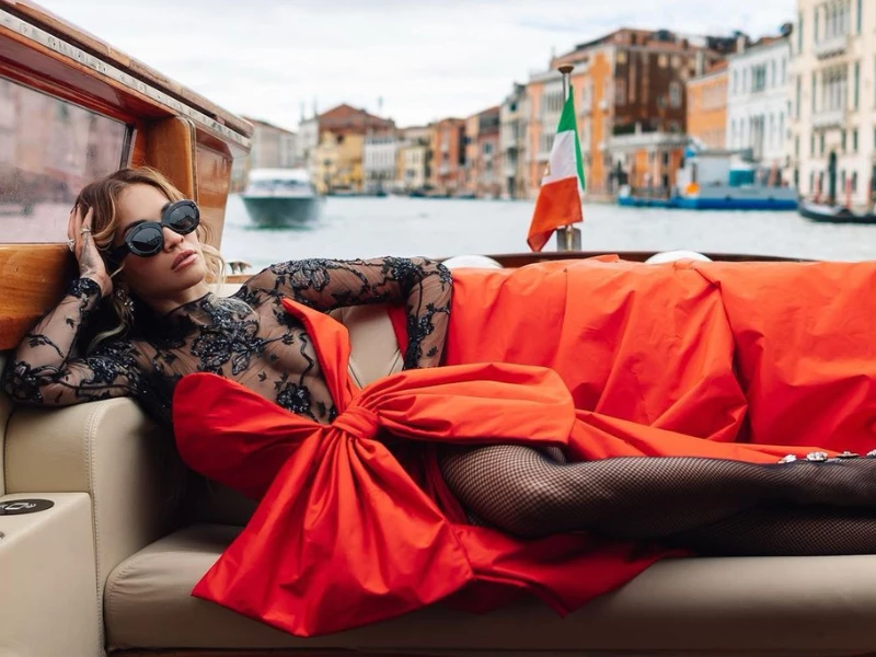Rita Ora derrochó glamour en Venecia
