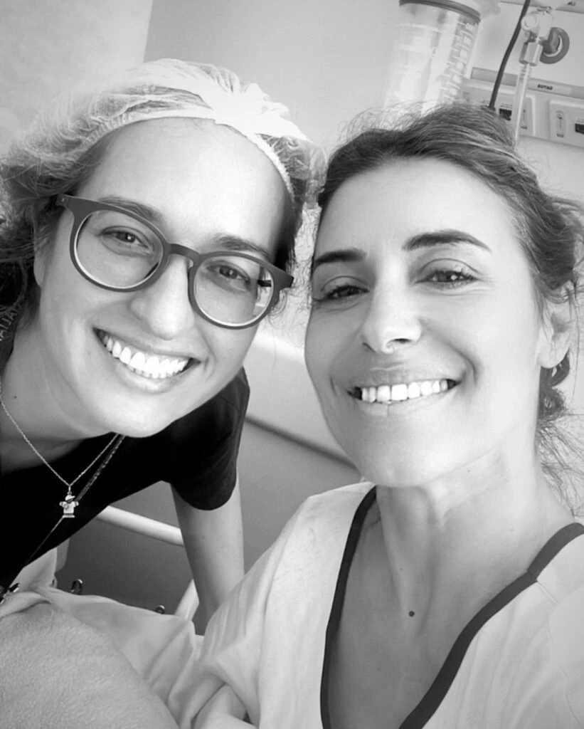 La panelista posó con una de sus médicas tras la internación. 