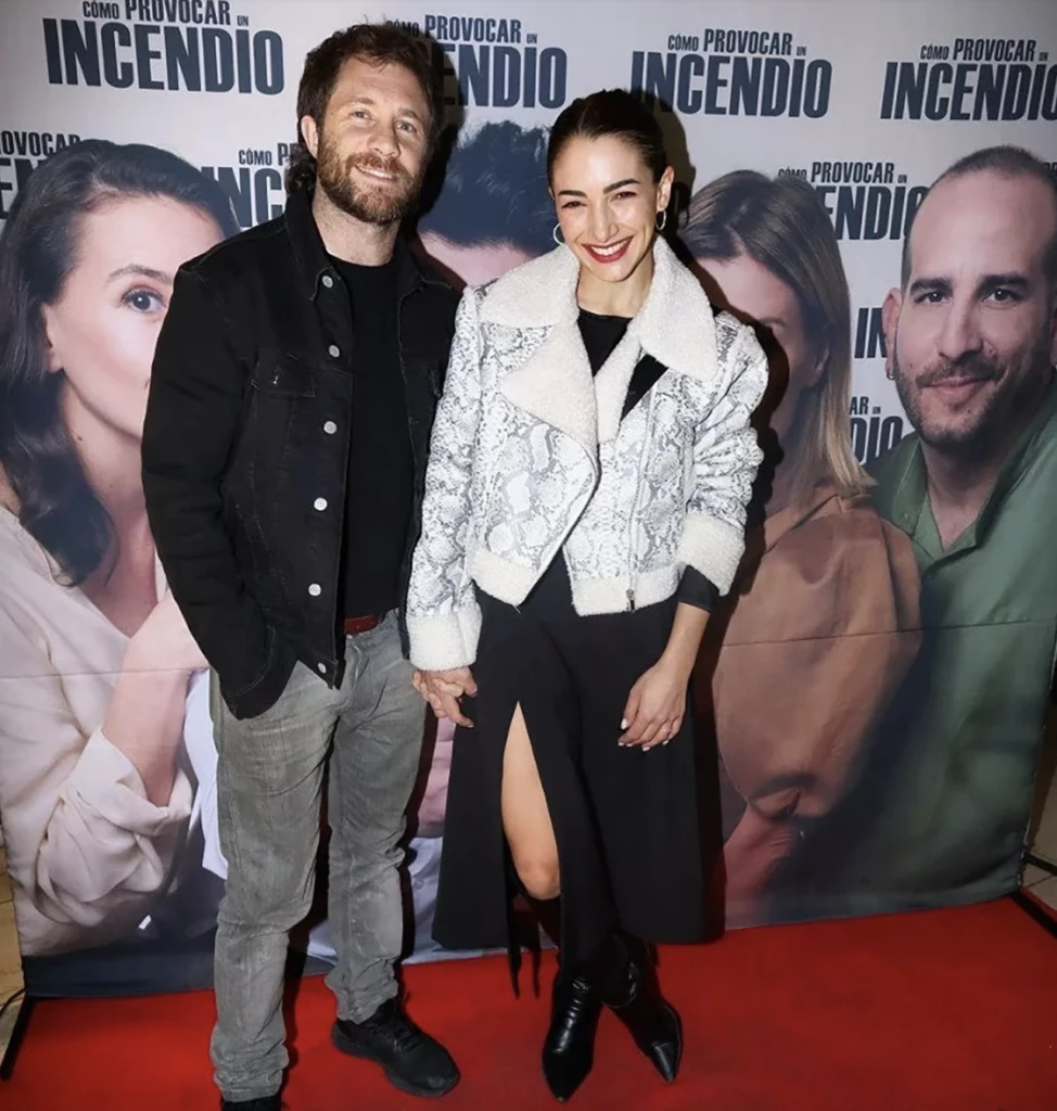 La primera salida de novios pública fue a una obra de teatro. 