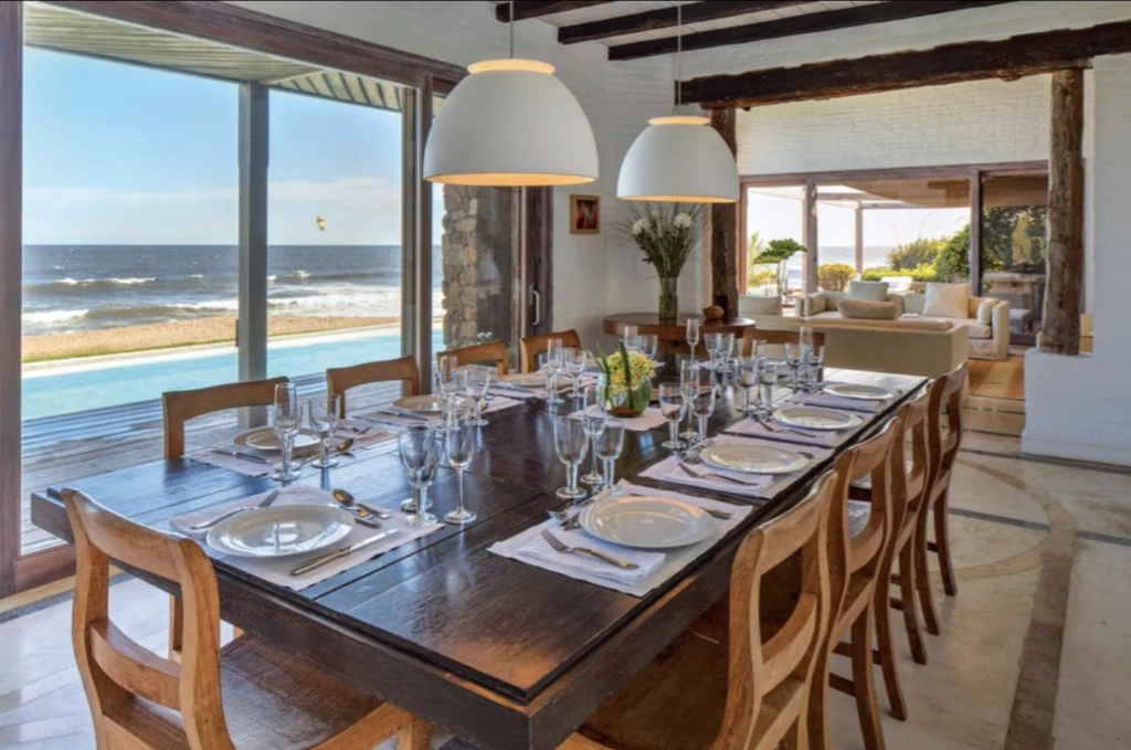 El comedor central con vistas panorámicas de la playa.