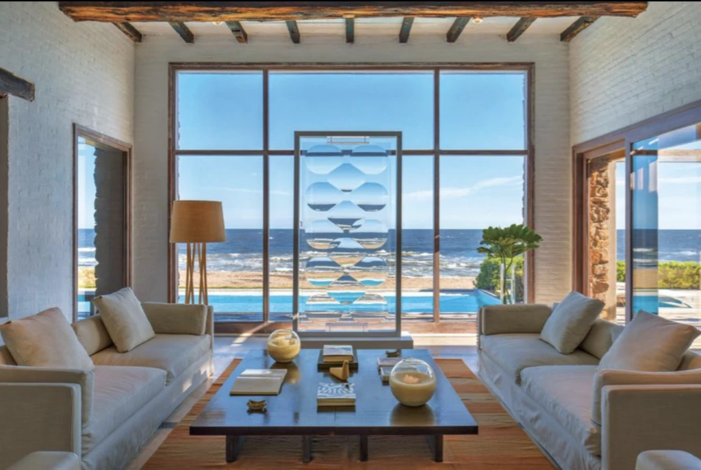 Los ventanales de amplias dimensiones conectan el interior con el exterior.