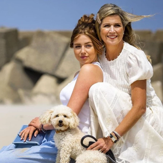 Máxima y Ariane con el caniche blanco, el favorito de la argentina.