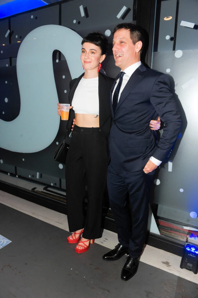 Rodrigo de la Serna junto a Luna, su novia.