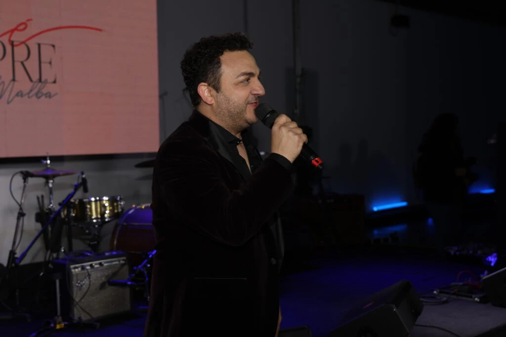 Diego “Topa” cantando en el evento.