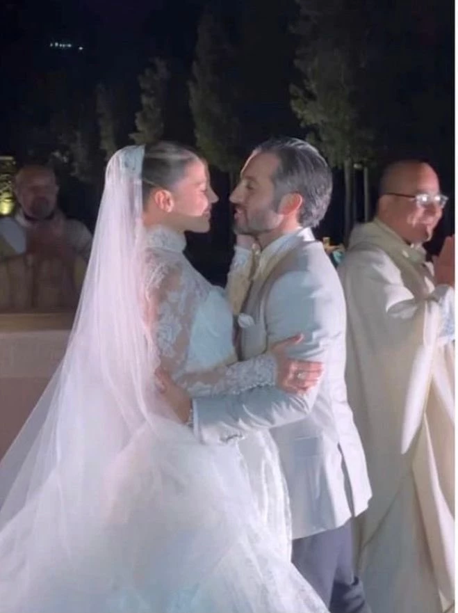 Los novios posaron junto a sus invitados. Foto redes sociales. 