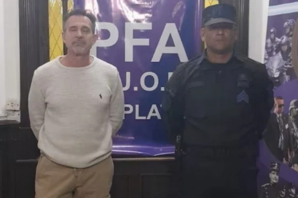El polémico cirujano se entregó a la Justicia apenas confirmaron su pedido de captura y se filtraron sus primeras fotografías en prisión.