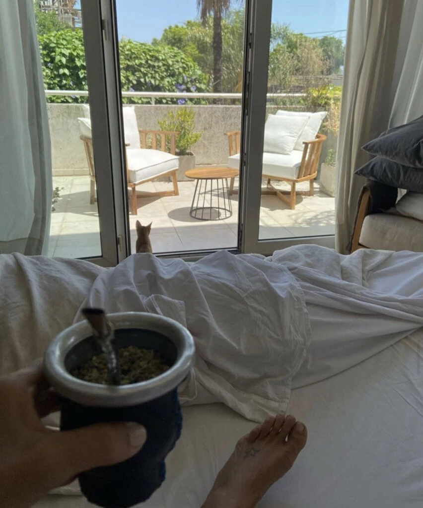 El balcón aterrazado aporta intimidad y amplia la visual.