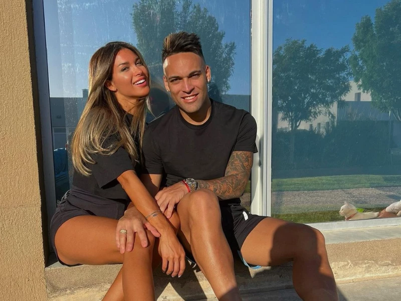 Lautaro Martínez y Agustina Gandolfo junto a Milagros, la niñera fallecida