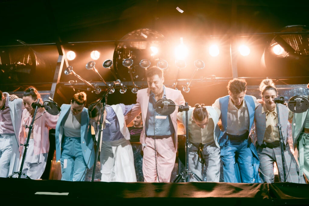 Los artistas agradeciendo al público