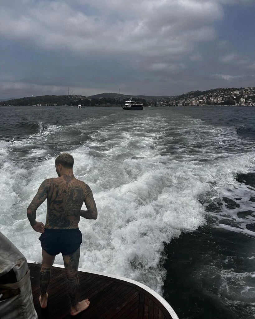 Mauro Icardi admirando un paradisíaco paisaje.