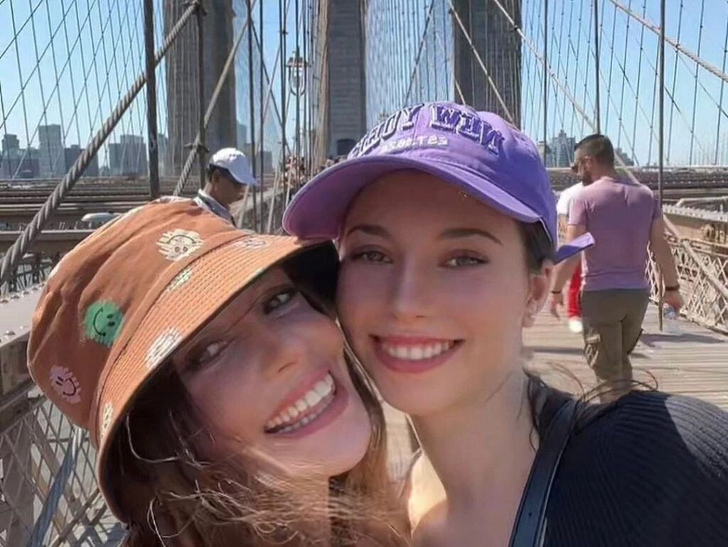 Mónica Ayos y su hija Victoria.