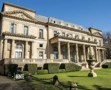 La fastuosa entrada del Palacio Sans Souci.