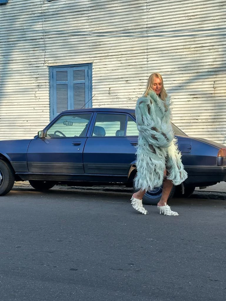 Pieles sintéticas, otra de las tendencias que lució la exsupermodelo en la producción de tapa