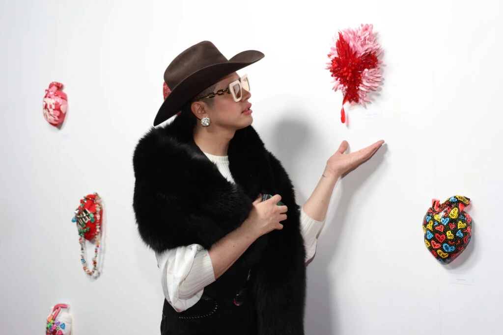 Santiago Artemis junto a su corazón intervenido.